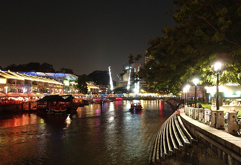 　新加坡河兩岸。在這裡可乘游船穿行于新加坡河，欣賞新加坡名勝，包括魚尾獅。其實距離不長，沿岸走走也很舒服。