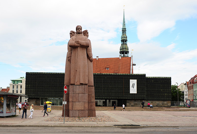 　步兵廣場，緊鄰市政廳廣場，建於1999年的步槍兵紀念碑記錄著另一段令拉脫維亞人自豪的歷史，據說這個步兵團在一戰期間曾對抗俄國軍隊，後來成為了蘇聯紅軍一支強悍隊伍，並被命名為“拉脫維亞紅色步兵”。  <br /><br />　拉脫維亞人好似不太喜歡蘇聯，但雕像風格和歷史看來也沒法擺脫蘇聯的尾巴，其實拉脫維亞屬於自己管理的時間很短，歷史上基本上是給強鄰統治的。<br /><br />　後面黑色建築則是拉脫維亞被佔領時期博物館，保存1940年至1991年間佔領拉脫維亞各種勢力的相關文件。
