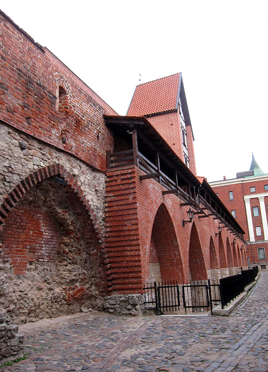 　火藥塔旁的古城牆，老城只剩一段不太長的古城牆。