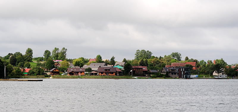 　湖邊度假小屋、小酒店林立。