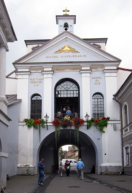 　建築在黎明之門上面的禮拜堂就稱為黎明之門禮拜堂，供奉的是聖母瑪利亞。在立陶宛人心中，聖母瑪利亞是慈悲與和平的守護女神。