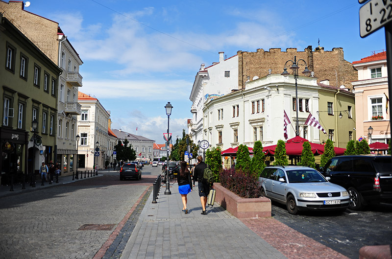 　奧許洛斯瓦圖街，立陶宛語原意就是黎明之門街，直至市政廳廣場，沿途幾乎都是教堂。