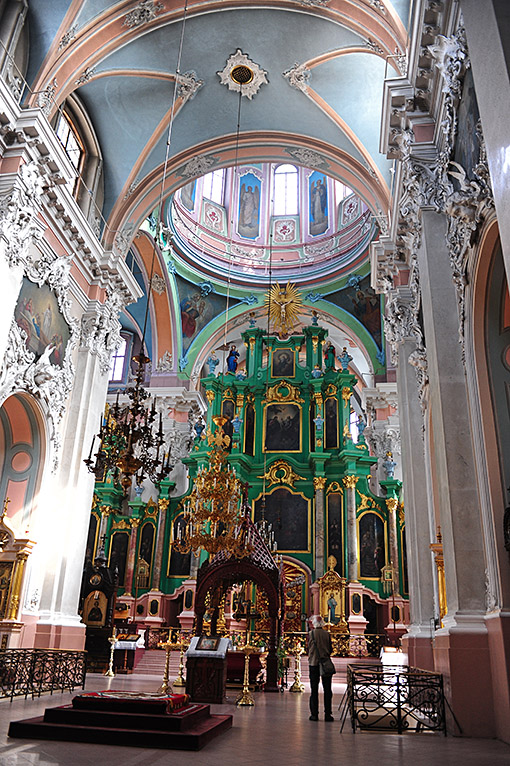 　東正教聖靈教堂最可觀的是教堂內巴洛克式的室內設計，由下至上共三層孔雀綠的柱子撐起正前方的聖壇，兩邊拱柱上的華麗雕刻，以聖像壁畫為主的東正教堂，有明顯迴異的風格。