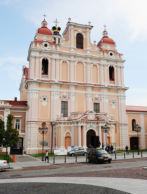 　 聖卡斯米爾教堂。以立陶宛守護神的名字命名，修建於1604-1615年，它是維爾紐斯最古老的巴羅克式建築的典範。