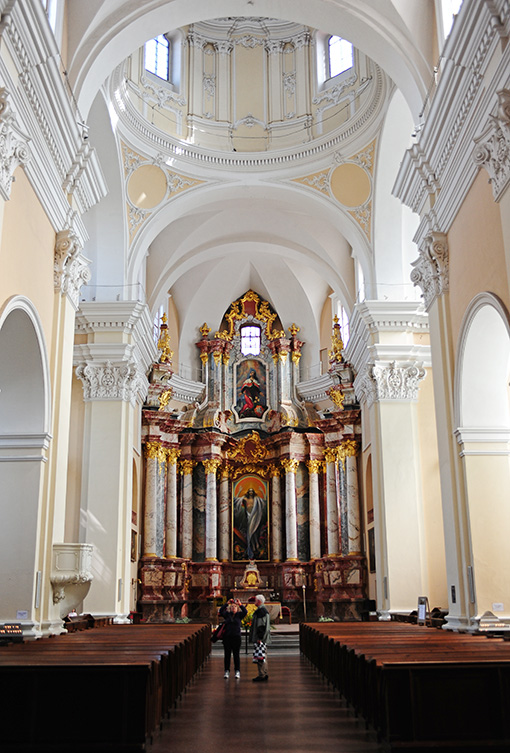 　以立陶宛守護神聖卡斯米爾的名字命名，修建於1604-1615年，它是維爾紐斯最古老的巴羅克式建築的典範。