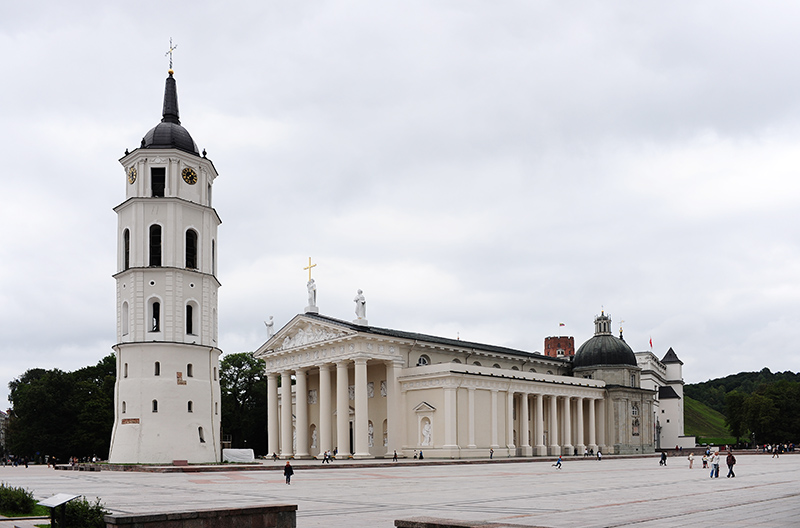 　維爾紐斯大教堂，是波羅的海區最大的教堂，是白色典型古羅馬建築式樣的天主教教堂，是立陶宛最重要的建築，也是歷代立陶宛大公舉行加冕典禮的地方，而地下室的墓窖，更是立陶宛歷史上多位重要人物的長眠之所。<br /><br />　教堂左前方的大鐘樓，在14世紀中晚期，它原是一座守衛維爾紐斯老城的守衛塔，現在還看得到當時留下來的槍砲發射口。它從15世紀開始編給教堂當作鐘樓使用。現在看到鐘樓的最高層，有鑲嵌金色的時鐘，它是17世紀時加工放上去，而且還能使用到現在。而鐘樓頂的十字架，則是在18世紀加上去的。