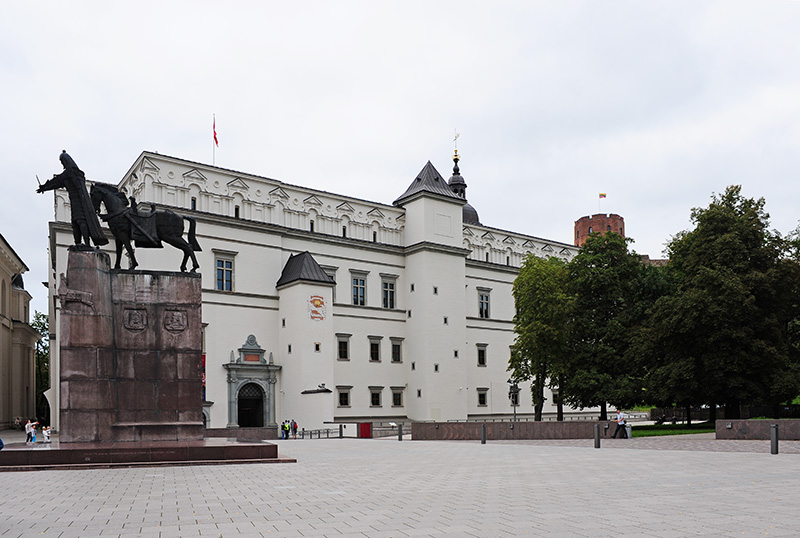 　蓋迪米諾大公紀念雕像，他是1316-1341年之間立陶宛的統治者，但很多官方的文件和他自己都是使用「國王(King)」的稱謂。蓋迪米諾將維爾紐斯定為立陶宛的永久首都，事實上，立陶宛也是在他統治期間，才形成一個「王國」的規模；也有傳說是，其實維爾紐斯這座城市也是由他建立起來的，因為在他之前，維爾紐斯這個城市的名字，從未出現在任何正式的文件中。<br /><br />　紀念雕像後是皇宮，皇宮位於維爾紐斯大教堂後面，在18世紀末時曾被俄國人破壞，現在的皇宮是經過精心重建而成的。