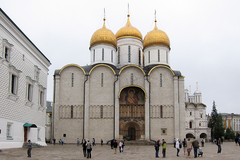 　聖母升天大教堂，無論從宗教或歷史的價值上來看，聖母升天教堂都是俄羅斯最重要的一座教堂，有許多重要的儀式：包括大公國的登基儀式、沙皇加冕典禮、主教及大主教的交接儀式等都是是在此舉行的。<br /><br />　聖母升天大教堂不但建築徹底展現古俄羅斯風格，成為典範，最重要的是它所保存的壁畫及聖像畫，都是俄羅斯宗教藝術史上的珍寶。