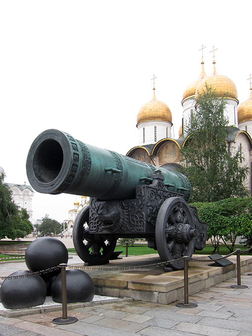 　沙皇砲，1586年在俄國沙皇費奧多爾•伊萬諾維奇命令下製造。其重量約18公噸，全長5.34公尺，口徑890厘米，外徑1200厘米，為健力氏世界紀錄上最大的榴彈砲。<br /><br />　此砲建造以於戰時發射葡萄彈，負責保衛克里姆林宮，不過實際上並未使用過，主要被拿來炫耀軍事實力與其技術。炮身上有浮雕，其中亦描繪費奧多爾•伊萬諾維奇本人騎馬之姿。而原先在19世紀初製作的砲架於1812年燒毀後，目前的炮架以及一旁放置的炮彈是在1835年完成的。此炮彈並非本炮設計上所使用的葡萄彈，而是依照其口徑製作的參考品。