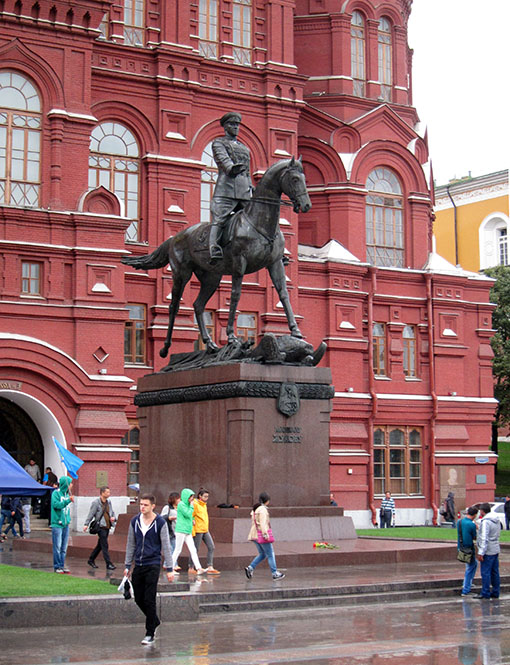 　歷史博物館前面是朱可夫元帥的雕像。朱可夫（1896-1974）前蘇聯元帥，世界著名軍事家，曾任前蘇聯國防部長。第二次世界大戰中蘇軍主要領導人之一，參與制訂和執行了蘇軍幾乎每個重大戰役計劃。
