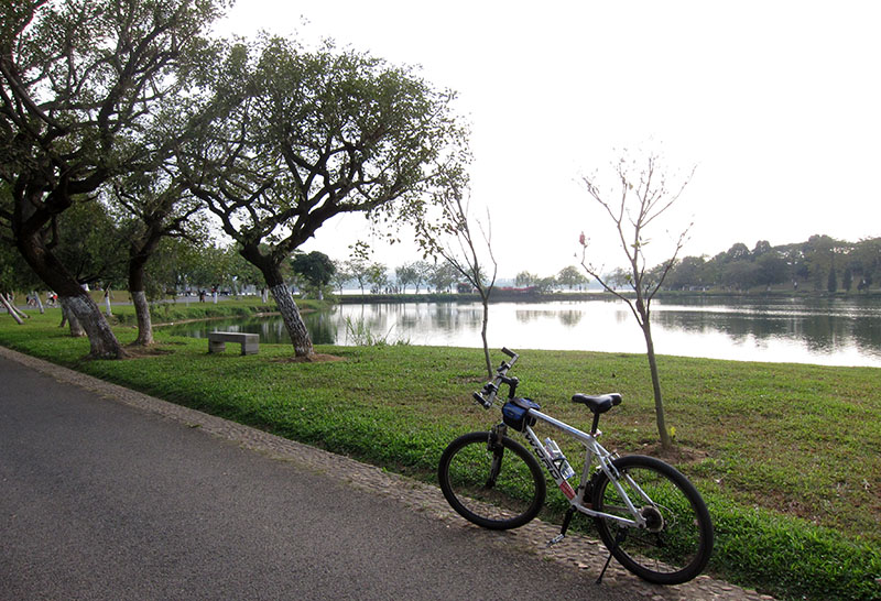 　此公園雖大，但到處幾乎也都是踩單車的，這兩張沒什麼人是我的攝影技巧。<br /><br />　下午在此公園踩了兩個多小時約三十公里。