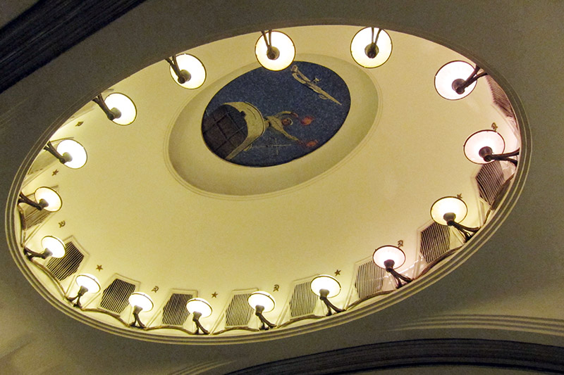 　穹頂中央的馬賽克鑲嵌畫由蘇聯著名畫家傑伊涅卡設計，主題為“蘇維埃天空的24小時”。