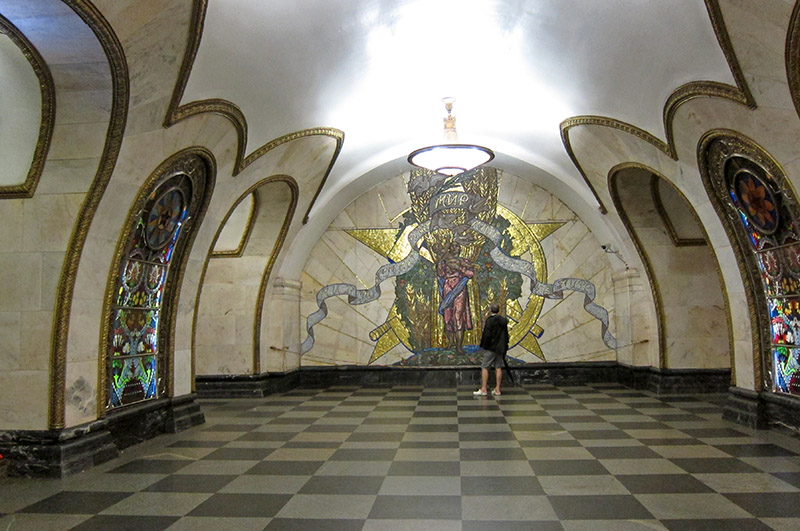 　1952年1月30日開放，來自拉脫維亞著名的彩色玻璃，玻璃邊緣用黃銅鑲飾，光線透過彩色玻璃從內部照明，令這地鐵站很有教堂神聖的感覺。
