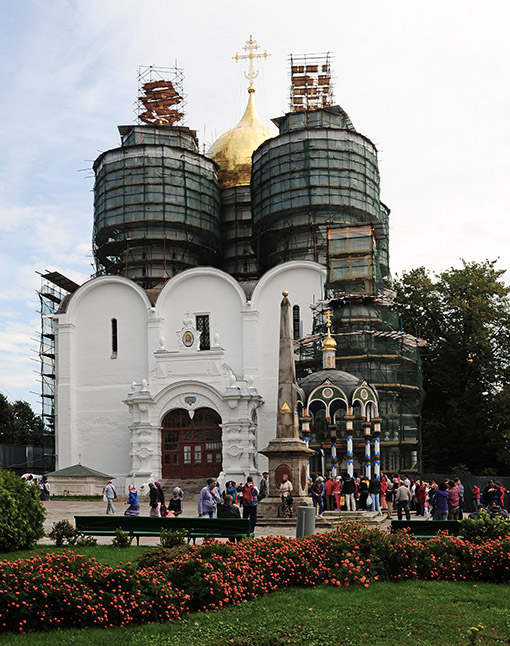 　聖母升天教堂，伊凡四世在1585年建造，仿照莫斯科的克里姆林宮的聖母升天教堂的外型，由4個藍色洋蔥頭擁著中間的金色洋蔥頭。看資料，這教堂是我覺得最漂亮及最特別(藍色洋蔥頭)的東正教堂之一，只可惜緣慳一面。