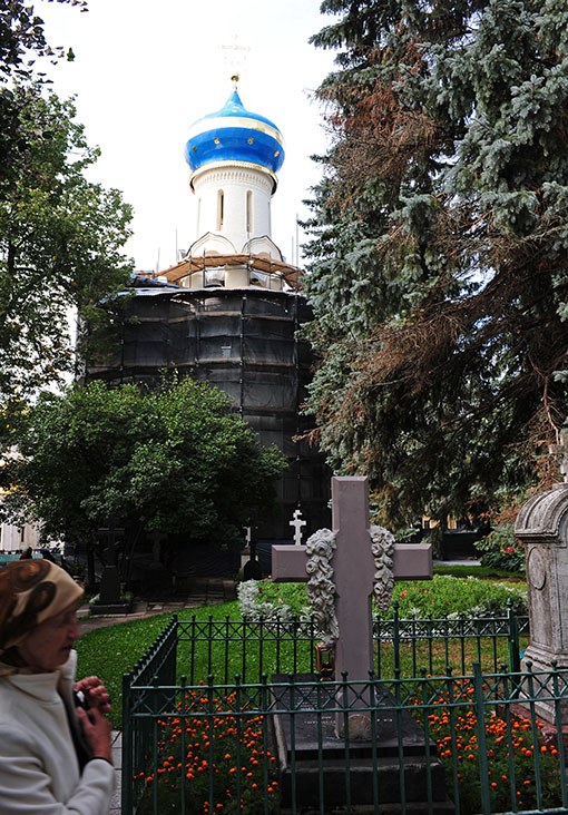 　聖靈教堂，伊凡三世於1476年建造的，造形奇特別緻, 由上下兩層構成的, 上層為觀景台, 下層是鐘樓。是目前俄國少數頂上有鐘塔的教堂，可惜又包起來維修。