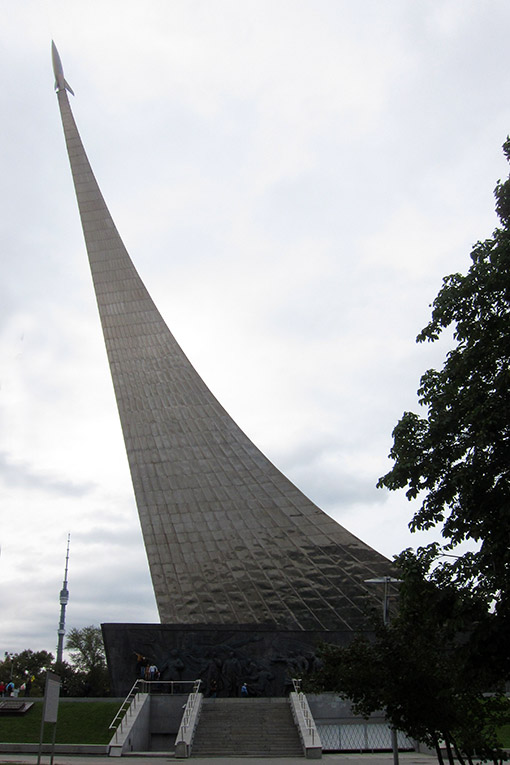 　1957年，蘇聯發射人類史上第一顆人造衛星史潑尼克一號（Sputnik 1），之後開放競標設計一座紀念太空時代來臨的紀念碑。<br /><br />　紀念碑在史潑尼克一號升空七周年的1964年落成，高110公尺，呈77度角，覆著鈦金屬板，頂端有個約三公尺高的火箭，整座紀念碑看起來就像是火箭升空的尾跡。
