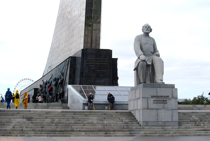 　紀念碑前面的雕像是康斯坦丁‧齊奧爾科夫斯基（Konstantin Tsiolkovsky），蘇聯火箭專家與太空航行先驅。