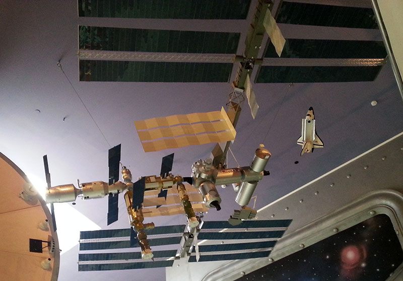 　人類首個太空站----和平號太空站。<br /><br />　通過多國合作，和平號空間站曾經接待過多國的宇航員，美國的太空梭共拜訪空間站11次，帶來補給以及乘員替換。和平號由多個模組在軌道上組裝而成，首個模組於1986年2月19日發射升空，其後至1996年的十年時間之中，其他多個模組相繼升空。<br /><br />　2000年底，俄羅斯聯邦航天局因和平號部件老化且缺乏維修經費，決定將其墜毀。和平號最終於2001年3月23日墜入地球大氣層，碎片落入南太平洋海域中。和平號的研究任務現在則由國際太空站所取代。