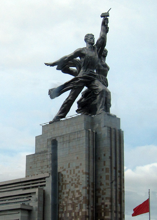 　大門的東北側，也有一著名的金屬雕像：工人農民高舉鐮刀和斧頭。它是蘇聯時代雕塑藝術的典範。莫斯科電影製片廠更以它作為電影的片頭。