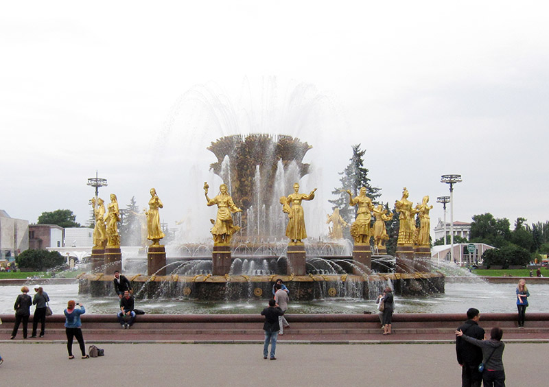 　民族友誼噴泉，中間是一個巨大的金麥穗，周圍15具鍍金的各民族婦女銅像，代表前蘇聯的15個加盟共和國。