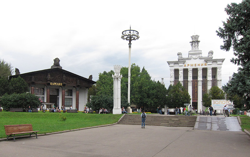 　全俄展覽中心占地207公頃，內有250多個各式建築，約80個展覽館。以前代表各個加盟國或不同用途的展覽館，現多數變成了商場。
