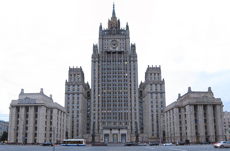 　 外交部大樓，共有27層，樓高172m，建於1948年至1953年間。<br /><br />　在莫斯科類似的建築還有六棟，人們稱它們為“七姐妹”。<br /><br />　這些建築結合了巴羅克式城堡塔、中世紀歐洲哥德式與美國1930年代摩天樓的特色。當時建築師流行將建築形體設計為階梯狀，中央的主樓高聳，兩側或四角建有配樓，頂部仿效哥特式尖塔，人們稱其為“生日蛋糕式”，由於這些建築都是在史大林當政時建的，又被人戲稱為“史大林式”。<br /><br />　有些遊客來莫斯科專門參觀這“七姐妹”，本來我也有計劃參觀“七姐妹”中最高的莫斯科大學主教樓，後來沒時間沒去參觀，沒想到居然在阿爾巴特街見識到。