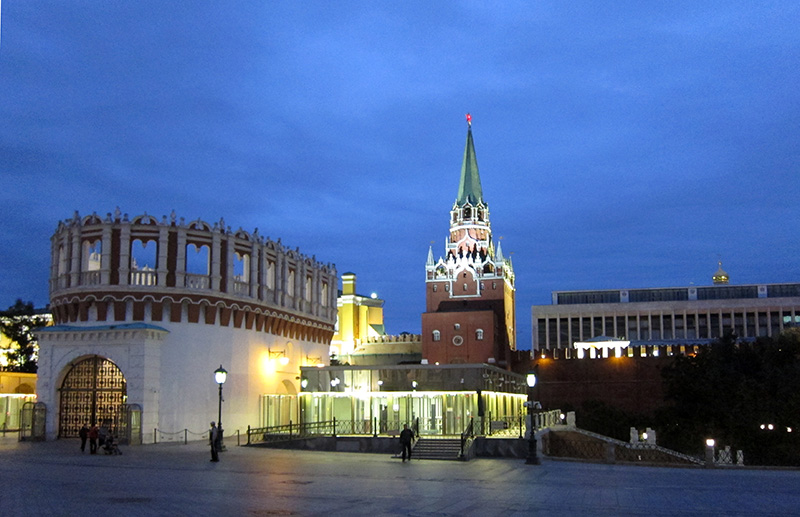 　外交部大樓離紅場兩個站，從地鐵重上地面已快天黑了。