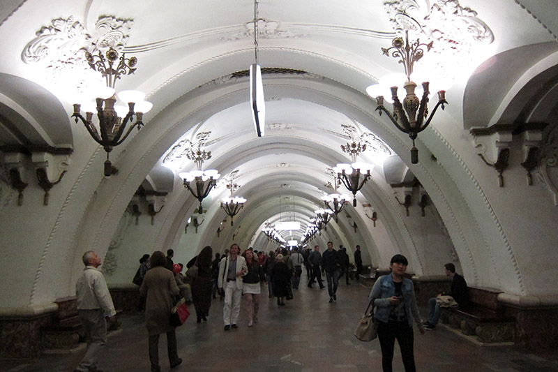 　Arbatskaya(阿爾巴特站)。<br /><br />　建於1953年以取代在1941年被德軍炸彈摧毀的舊站，戰爭的陰影揮之不去，因此兼具防空洞的功能，又深又寬。地底深達41公尺，250公尺長的月臺為全莫斯科第二長，中央通道則有別於大多數的圓筒型拱頂為橢圓形，牆上飾以花籃與花卉浮雕。