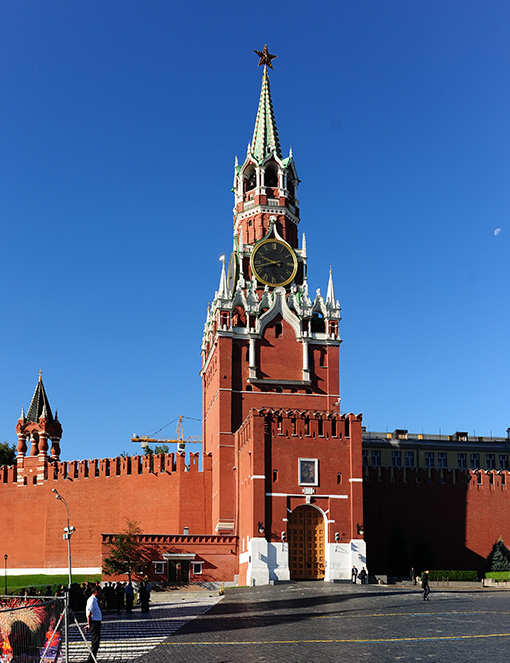 　克里姆林宮城墻上的塔樓上的紅星，原本也都是如國家歷史博物館塔尖上象徵俄羅斯皇室的雙頭鷹，1935年時換成鐮刀紅星，兩年後又換成現在的紅寶石星形。