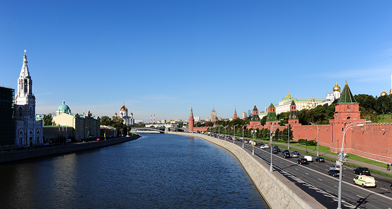 　莫斯科河兩岸。<br /><br />　 遠處“生日蛋糕式”的大建築物為外交部大樓，莫斯科也和其他歐洲城市差不多，建築也多為四五層的建築物，那七座建於上世紀五十年代的龐然大物，當時在莫斯科一定很突出，被叫做“七姐妹”看來已嬌小化了。<br /><br />　左面金色頂的大教堂是救世主大教堂，那位置差點成為當時世界最高建築物的位置。