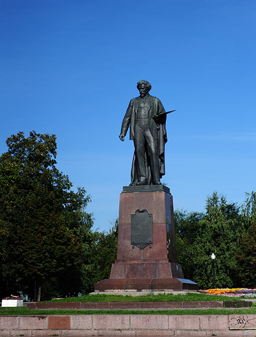 　橋頭的現實主義畫家伊利亞•列賓雕像(1844年8月5日－1930年9月29日)。