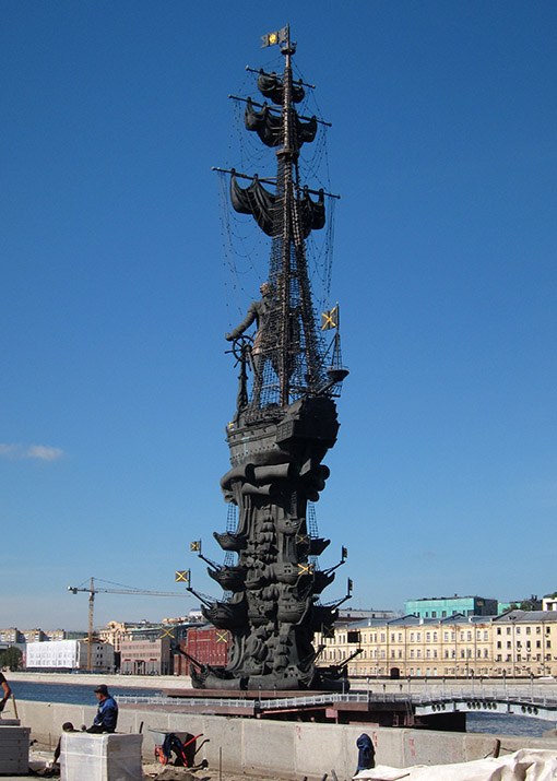 　這次目標是去參觀彼得大帝紀念雕像，可惜最佳位置有工程封路了。<br /><br />　雕像建立于90年代中期，曾經引起莫斯科和聖彼德堡兩方居民極大的爭議。<br /><br />　讓俄羅斯擠身世界強國之林的彼得大帝（1682A.D.-1725 A.D.），因力行西化政策，在舊帝國時期開疆拓土且大刀闊斧地強大俄羅斯軍事力量，甚至建立俄國第一支海軍艦隊，對俄國人而言，彼得大帝佔有相當重要的地位。<br /><br />　為了慶祝俄國海軍300周年而設置的彼得大帝紀念雕像，造型是手持著古代卷軸地圖的彼得大帝，昂然立在一艘十七、十八世紀的遠洋帆船之上，象徵著抱有遠見的彼得大帝與俄國海軍密不可分的關係。該雕像高達94米，是以其高度排名世界第八的雕塑。然而，卻因為這座雕像的整體設計感過於醜陋與庸俗，而被聖彼德堡市民拒絕。雖然莫斯科居民也不喜歡這座雕像的設計，但因雕塑者和當時的莫斯科市長關係匪淺，因此將彼得大帝紀念雕像置放在莫斯科河與其運河交彙處。但實際上卻也因為彼得大帝紀念雕像的整體設計與四周現代化景致相當不合，引起過右翼人士激進的抗議手段。<br /><br />　這一爭議令我對這雕像更感與趣。