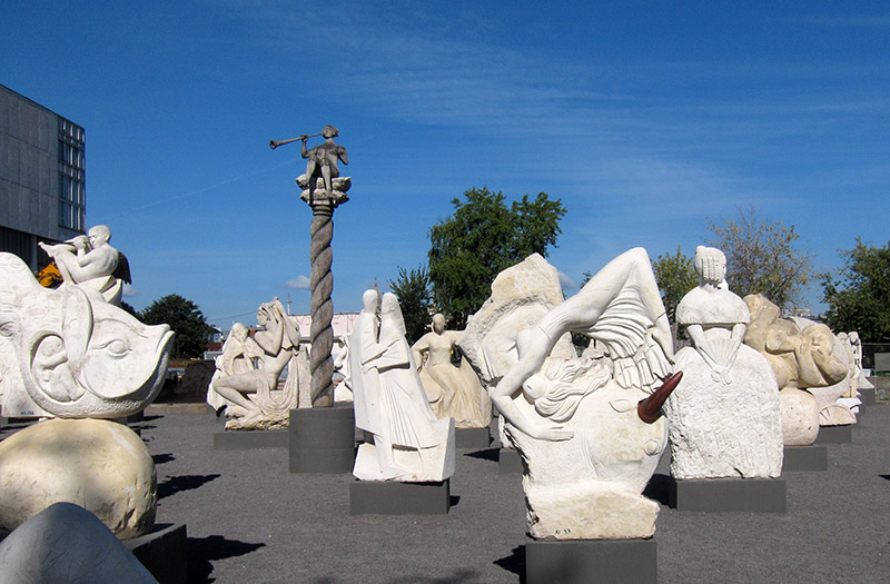 　除了那些落難英雄之外，公園裡還有許多當代創作者的雕塑作品陸續進駐。