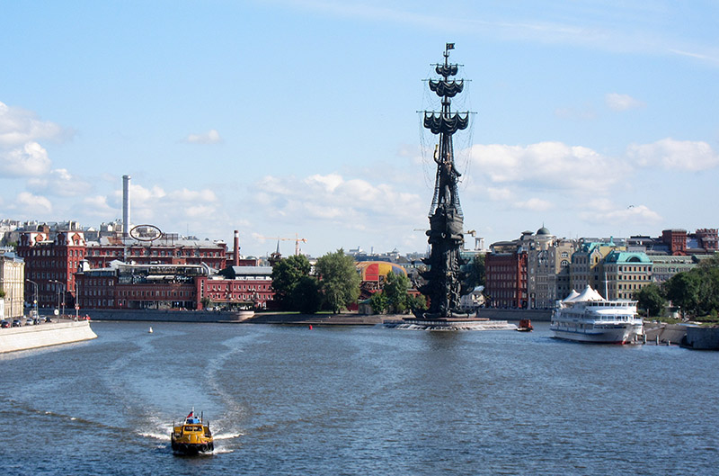 　位於運河及莫斯科河匯流處的雕像，這角度可以看到彼得大帝紀念雕像與周圍整體環境的關係了，確是不太協調。