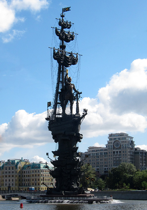 　為看清楚，轉了一大園。雕像雖說不受莫斯科人歡迎，但吸引不少遊客，可能是在救世主大教堂附近，離紅場也不算太遠。