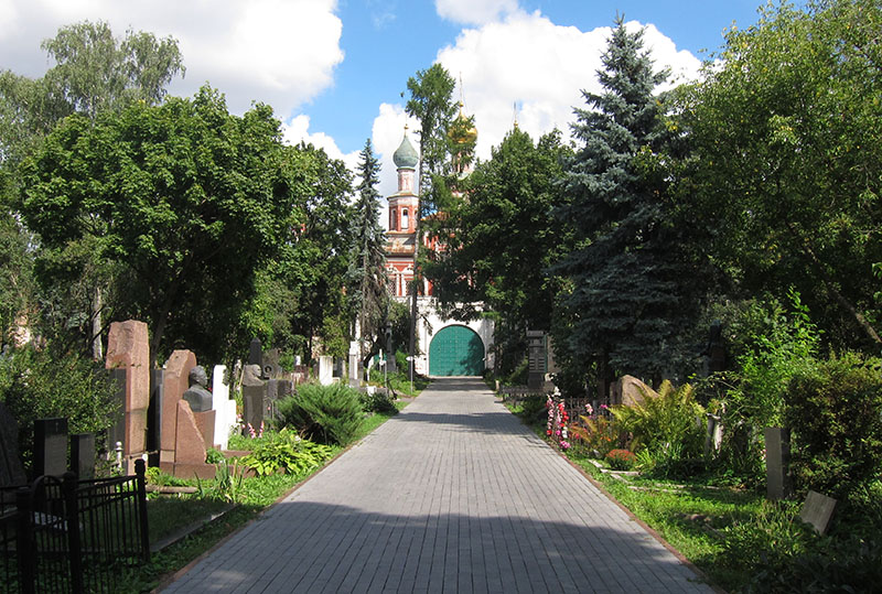　繞修道院一周找到新少女墓園。據說這裡長眠了兩萬七千位俄國重要人士(例如文學家、科學家、演員、政治人物等等)，不少墓碑都很有特色，嚴如一座雕塑公園，也如一條星光大道。