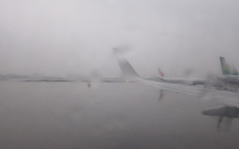 　約下午五點半到了重慶江北機場，10℃，又雨又寒的天氣，希望兩天後不會是這樣吧。