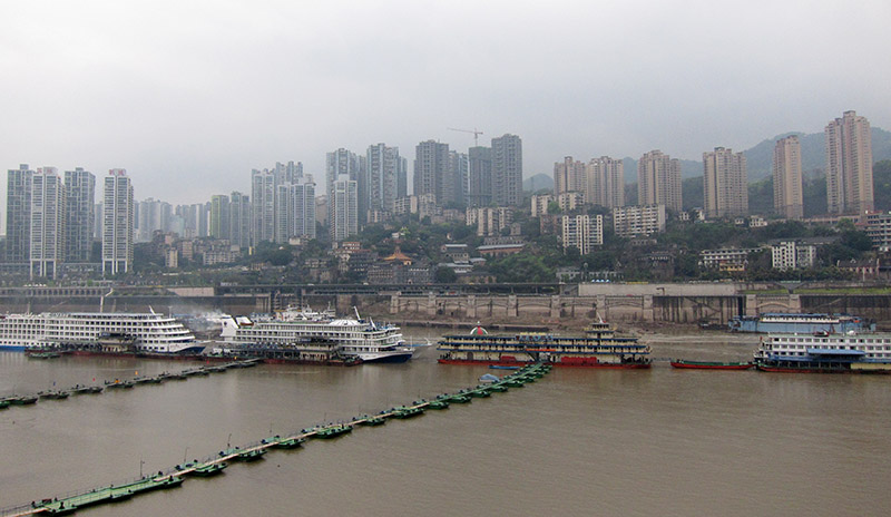 　朝天門廣場右方是長江，明天就在那江邊跑馬了。