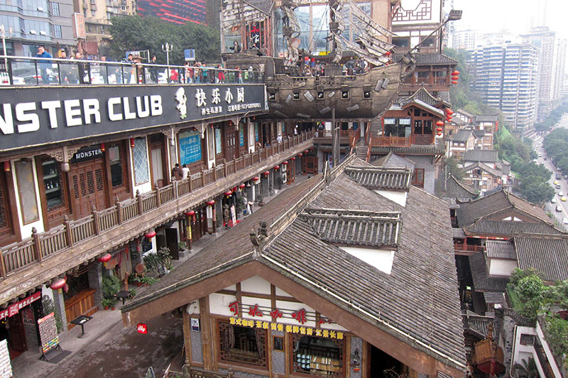 　整個景區各建築高低錯落有致，很有地方特色，正為此贊好時，頂層一海盜船粗暴地插在吊腳樓頂，據說是香港「沙爹王」餐廳的標誌，簡直是不知所謂。