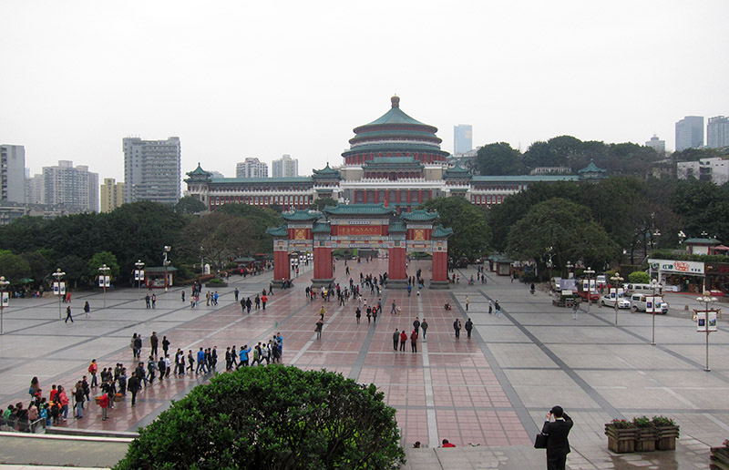 　博物館對面是重慶市人民大會堂，上世紀五十年代建造，少見的懷舊建築形式。