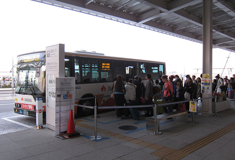 　到達機場感覺很小，又不見傳說中的JR(Japan Railway)。原來到達的又是T2，要坐穿梭巴到T1那裡坐JR。