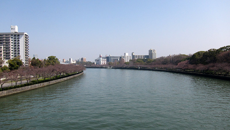 　上午向大阪城公園出發，途經附近的毛馬櫻之宮公園。