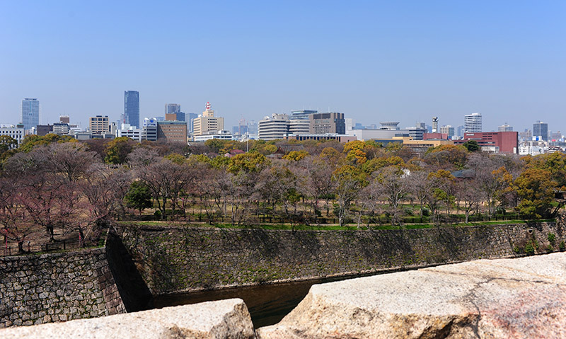 　城墻也較周圍高，也可一窺大阪市貌。