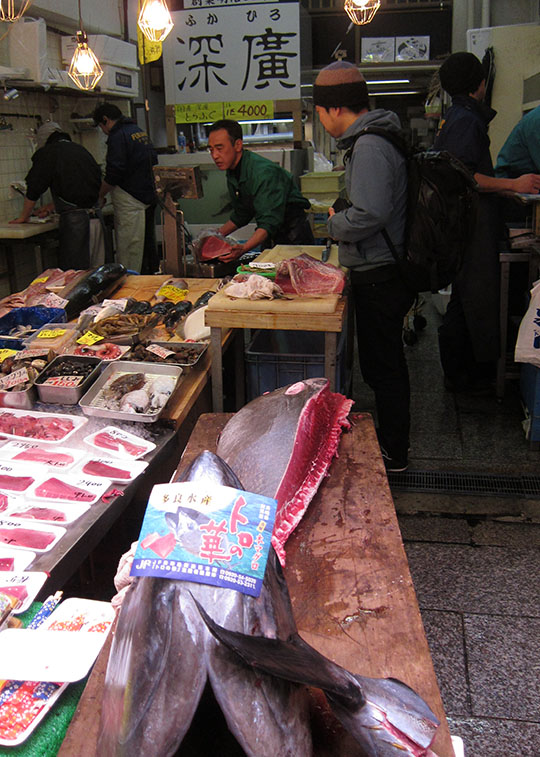 　日本是個海島國家，魚產豐富，海產便成了日本人的主食，食用量高達15%，現場所見，市場內的魚類完全跟平時見的不同，看上去都好似挺好吃的，日本人可能是最會吃海產的民族。