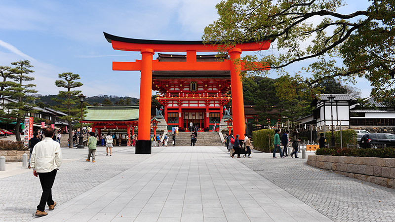 　伏見稻荷大社是位於日本京都市伏見區內的神社，是遍及日本全國各地約四萬多所的稻荷神社之總本山。
