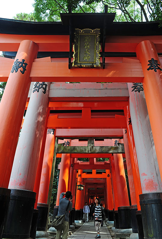 　伏見稻荷大社聞名於日本全國乃至於海外其實是「千本鳥居」。<br /><br />　鳥居---主要用以區分神域與人類所居住的世俗界，算是一種結界，代表神域的入口，可以將它視為一種「門」。