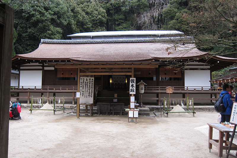 　如非門口寫著世遺，無法想像這小小茅屋是世遺，原來後面的本殿是日本最古老的神社建築，因此列為日本國寶，可惜此時正包起來維修，緣慳一面。
