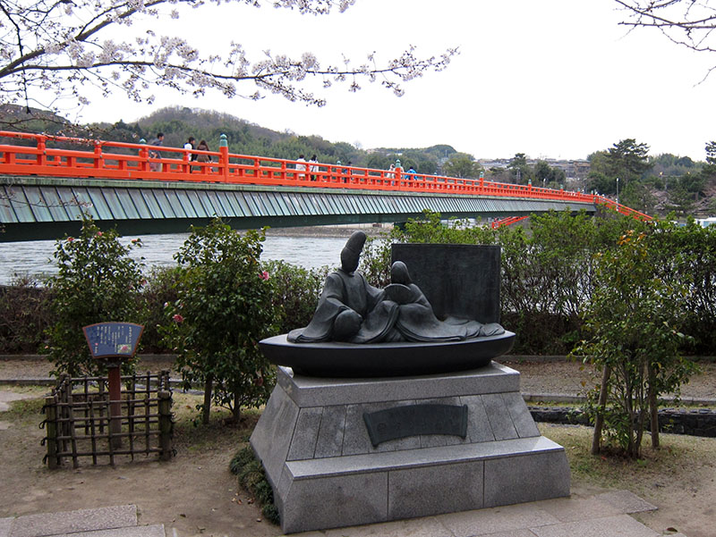 　橫跨宇治川的朝霧橋與橋頭長篇小說「源氏物語」宇治十帖中的兩個角色雕像，加上櫻花，和味十足。