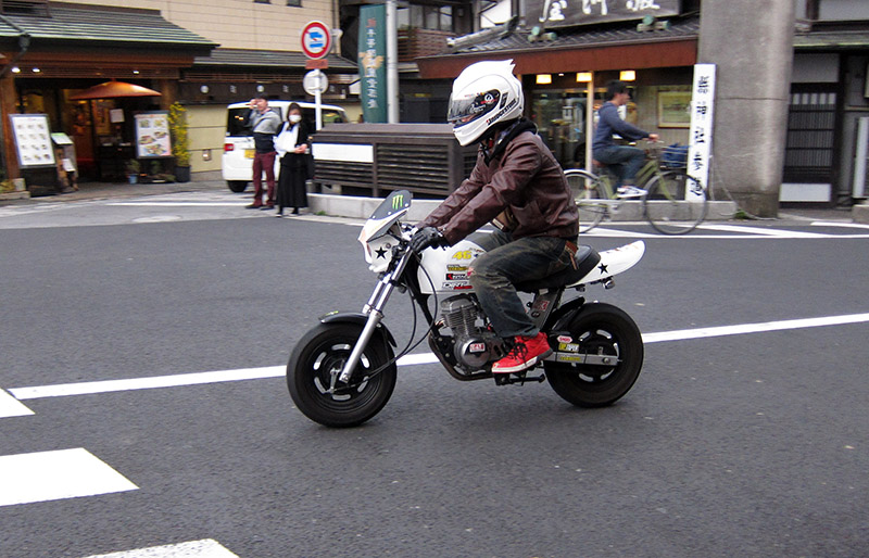 　很可愛的迷你波車。<br /><br />　在日本逛了幾天，感覺最貴的是交通了，地鐵最低消費￥120，巴士最低消費￥220。澳門滿街的電單車幾乎都是日本牌子，以為日本也是到處都有電單車，但不知何解這幾天在日本各地極少看到電單車的身影，單車反而不少。