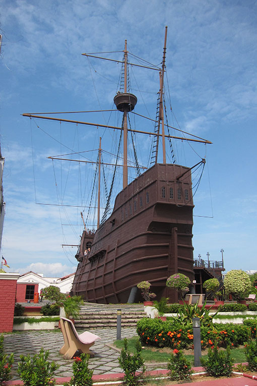 　海事博物館 (Maritime Museum)，該博物館是仿照葡萄牙帆船 Flor De La Mar 號所建，據說該船載滿從馬六甲掠奪而來要運回歐洲的財寶，但於途中沉沒在馬六甲海峽。
